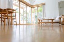 「暑さが全然違う」　窓に貼るだけの“遮熱フィルム”が好評　「西日を眩しくない程度に遮る」「夏の暑さが随分しのげて助かっています」