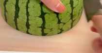 近所のおばあちゃん「こう切ると食べやすいよ〜」→教わった“スイカの切り方”を試してみると……　目からウロコの光景に「やってみます」