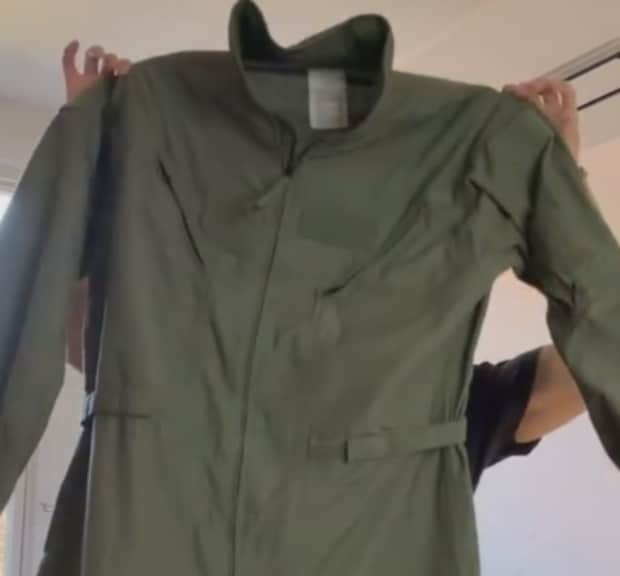 ミリタリー服をビリビリに破くと…… 大胆すぎる完成品に「とてつもない才能」「細部に表れるセンスの良さ」【海外】