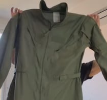 ミリタリー服をビリビリに破くと……　大胆すぎる完成品に「とてつもない才能」「細部に表れるセンスの良さ」【海外】