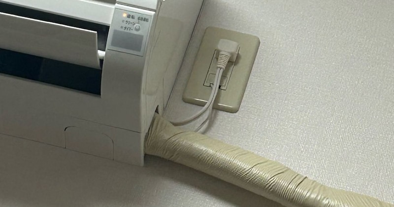 エアコンの振動音がうるさい→ひと工夫したら……　「え、待って」　まさかの光景に「好きすぎる」「まねしちゃおうかな」