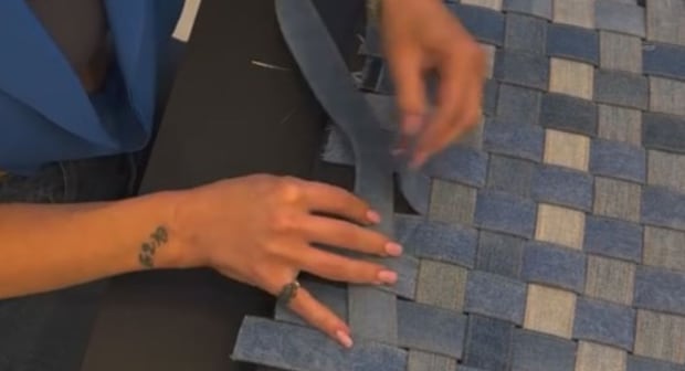 デニムのハギレ、捨てないで！　格子状に組んでいくと……　完成したオシャレすぎるアイテムが34万再生「素敵な作品！」【海外】