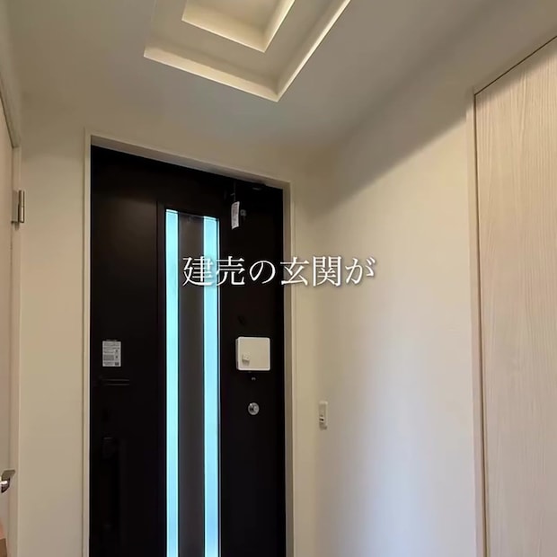 殺風景だった建売住宅の玄関→“貼るだけ”のDIYで…… 雰囲気ガラリ「センスがいい」「テンション上がりますね」
