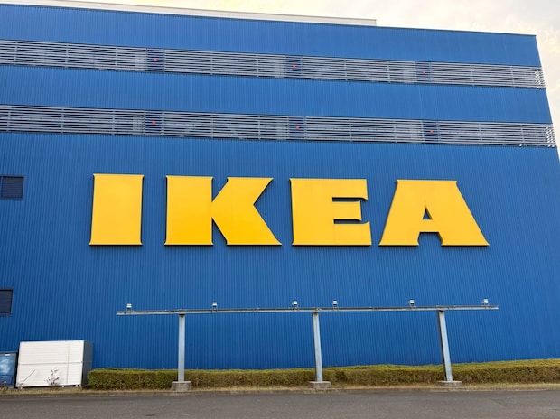 「自分に合った高さに調節できる」 IKEAの“2999円サイドテーブル”が大好評 「スチール製で重厚感あり、丈夫で長く使えそう」「飲み物の置き場が気が利いてて良い」
