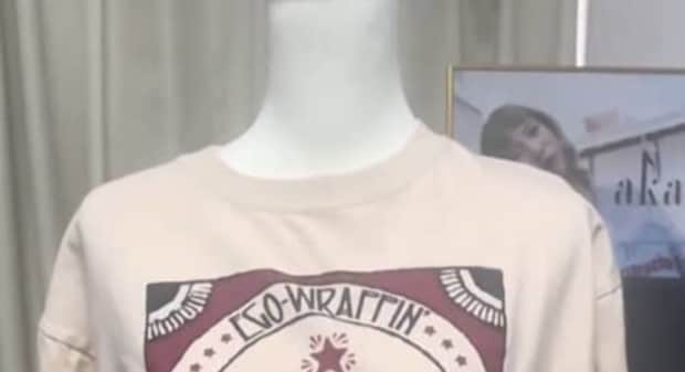 XLサイズの“でかすぎ”Tシャツ→154センチ女性のために大胆に削っていくと…… 「めちゃくちゃイイなぁー!!」「かっこいい」