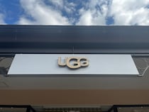 「買って大正解！」　UGGの“サンダル”に絶賛の声！「ストラップ付きで安心」「落ち着いたきれいな色」