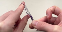 針に糸をぐるぐる巻き付けるだけで……　完成した“高見えアイテム”に「こんなに可愛いお花に」「感激してます」