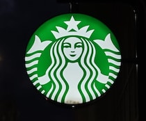 「タンブラーとスマホが収まる」　スタバの“ミニトート”に「2個目の購入です」「夏らしく涼しげ、そして軽い」「店舗で見つけて即購入しちゃいました」の声