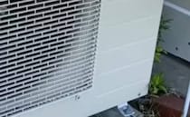 室外機に100均アイテムをかぶせると……　お手軽な日光対策に「ちゃんと空間ができてグー」「これで楽します」