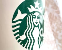 「2個も買いました」　スタバの“シックなエコバッグ”が大人気　「どんなコーデもワンランク上に変身」「マグカップ型のポーチも可愛い」「たくさん入れても肩が痛くならない」