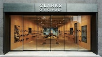 「ガチで足が痛くならない」Clarksの“歩きやすいサンダル”に絶賛の声 「星100個です」「旅行で一日歩いても疲れない」