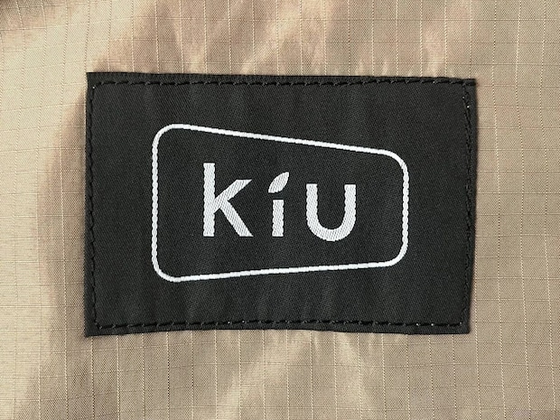 「普段使いにはこれ一択です」KiU（キウ）の“見た目以上に入る3300円ミニバッグ”が好評　「長財布と500mlボトルも余裕」「コロンとして可愛い」