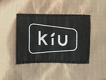 「普段使いにはこれ一択です」KiU（キウ）の“見た目以上に入る3300円ミニバッグ”が好評　「長財布と500mlボトルも余裕」「コロンとして可愛い」