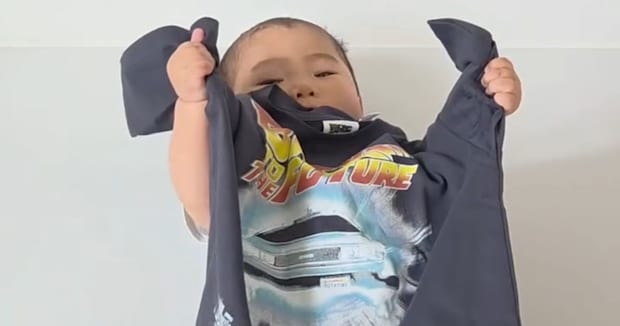 GUの990円Tシャツに穴を開けてボタンをつけると…… 完成した斬新すぎる一品に称賛「これすごい」