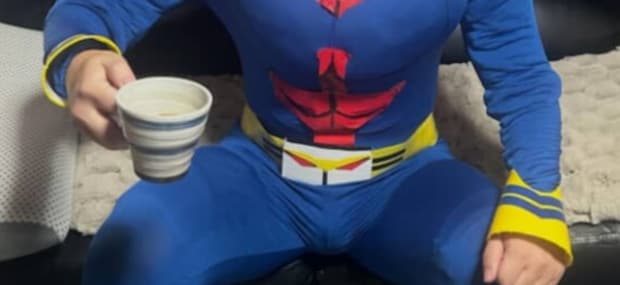 22歳息子を“オールマイト”にしたい母→顔を黒で塗ると…… まさかの完成度に「フィギュアかと思ったら人間」「質感良すぎ」
