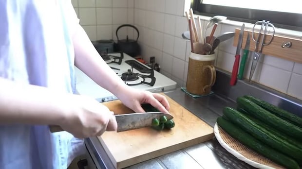古いアパート暮らしの夫婦、たくさんのきゅうりを2日で使い切ると……　手軽でおいしそうな料理に「よくあの大量のきゅうりを」「マネしたいです」