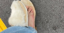 ライブに行く道中でサンダルが崩壊→裸足で困っていたら……　「かっこ良すぎ」まさかの展開に感動「こういう人に私もなりたい」