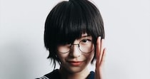 「超イカしてる」　3年前の紅白出場歌手、あか抜けた“斬新スタイル”で印象ガラリ！　制服の面影消し去り「なんて美しいんだ」「サングラスカッコいい」