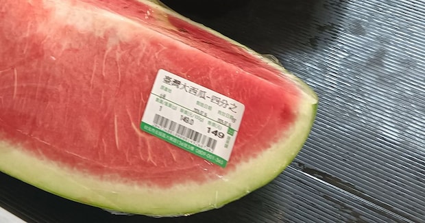 スーパーで売られたスイカ→よく見ると……　まさかの光景に「なにこれ初めて見た」「なんだろう…」【台湾】