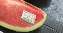 スーパーで売られたスイカ→よく見ると……　まさかの光景に「なにこれ初めて見た」「なんだろう…」【台湾】