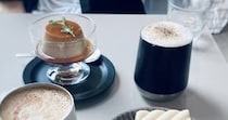 友人とカフェに行った女性→ケーキを写真に撮ろうとしたら……「声出してワロタ」まさかの“1枚”が880万表示「最高の友達すぎるww」