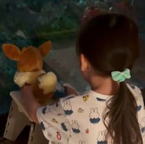 「イーブイを進化させたい」ポケモンぬいぐるみの側に石を置く娘→2日後……　ママが見せた最高の結末に「尊すぎて幸せ」