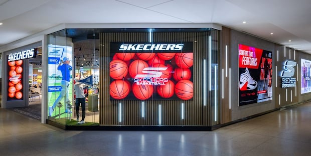 「どんなに歩いても疲れません」「ダッシュできる」　SKECHERS（スケッチャーズ）の“洗えるおしゃれサンダル”が人気　「本当にスルッと履ける」「ラメ入りで高級感◎」「もっと早く出会いたかった」