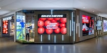 「どんなに歩いても疲れません」「ダッシュできる」　SKECHERS（スケッチャーズ）の“洗えるおしゃれサンダル”が人気　「本当にスルッと履ける」「ラメ入りで高級感◎」「もっと早く出会いたかった」