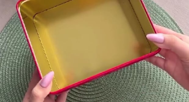 お菓子の空き缶にロープを貼り付けていくと…… 完成したまさかの収納アイテムに「素敵な才能」「これいいね」【海外】