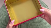 お菓子の空き缶にロープを貼り付けていくと……　完成したまさかの収納アイテムに「素敵な才能」「これいいね」【海外】