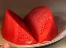 スイカを切って、電子レンジで加熱すると……「わあ！」　思わず二度見の光景に「試してみてもいい」【海外】