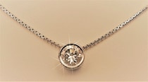 「ひとつは持っていたいシンプルで上品なネックレス」「毎日つけてます」　SWAROVSKI（スワロフスキー）の“一粒石ネックレス”が大人気　「自分へのご褒美に、プレゼントに」「チェーンもキラキラ」