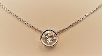【画像：SWAROVSKI（スワロフスキー）の“一粒石ネックレス”】