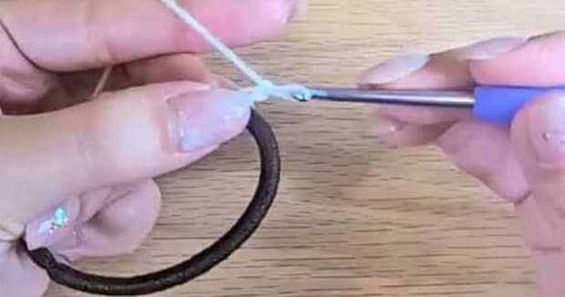 セリアとキャンドゥの毛糸→ヘアゴムに通しながら“四角”に編むと……　驚きの完成品に「かっっわいい」「編んでみたい！」
