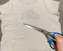 着古した“でかTシャツ”→18歳がザクザク切って、縫い合わせたら……印象ガラリ「え、うっそ」「天才！」