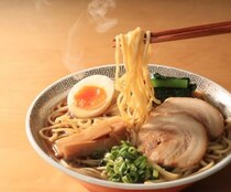 キレのある醤油スープと鶏油でまとめた完成度の高い一杯が味わえるお店などを紹介！　青森県の「醤油ラーメン」の名店10選！