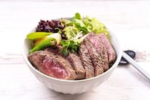 昭和レトロな雰囲気漂う店内で豪快なステーキ丼が味わえるお店などを紹介！　神奈川県の「ステーキ丼」の名店10選！