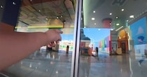 1歳息子にカメラをつけて、ディズニーのトイ・ストーリーホテルを歩いたら……「もうこれがCMでいいだろ」「画角夢の国すぎて泣けてくる」