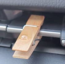 「ずーっと探してました！こーゆーの！」　100均の木製クリップを挟むだけで……　目からウロコの活用法に「頭良い」　1年後、投稿者に話を聞いた