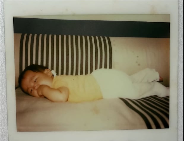 ソファで寝そべる女の子の赤ちゃん→48年後……「どういうことなの」「お顔が全然変わっていない」「遺伝子レベルですごい」