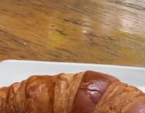サクサクのクロワッサンに挟まれていたのは……「えええっ!?」　驚きの中身に「怖ひぃいいいぃ」「これは…一体何でしょうか？」