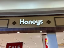 「一目惚れでした」　ハニーズ（Honeys）の“厚底サンダル”が大人気　「過去一クッションがいい！」「可愛すぎる」「色も上品で肌が綺麗に見えます」
