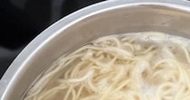 昼食にインスタントラーメンを作る夫→妻が鍋をのぞくと……「え、、天才」　驚きの光景に「こんな使い方があるとは！」「採用ッ!!」