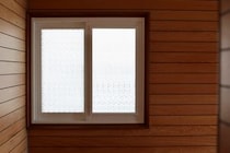 「夏は暑さ対策、冬は防寒に」“水で貼れる窓用断熱シート”が便利　「エアコンの設定温度2度くらい弱めても快適」「設置が楽でした」の声