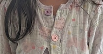 小1娘「捨てられない」→大切な服を見ると……「すごい」　衝撃のビジュアルに「ワイルドだね」「喧嘩してきたのかと思った」
