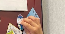 3歳児に「冷蔵庫ならシール貼っていいよ」と伝えて、3年後……　「ここまできたらもうアート」ママ仰天の光景に「カオス」「壊れても捨てられない」