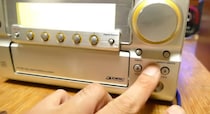 ハードオフで“ミニコンポ”を買った男性→中から出てきたのは……「大爆笑しちゃいました」驚きのお宝に「懐しい」