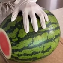まん丸のでっかいスイカ→真ん中から切ると思いきや……　目からウロコの切り方に「こんな風に切ればいいのか」【海外】