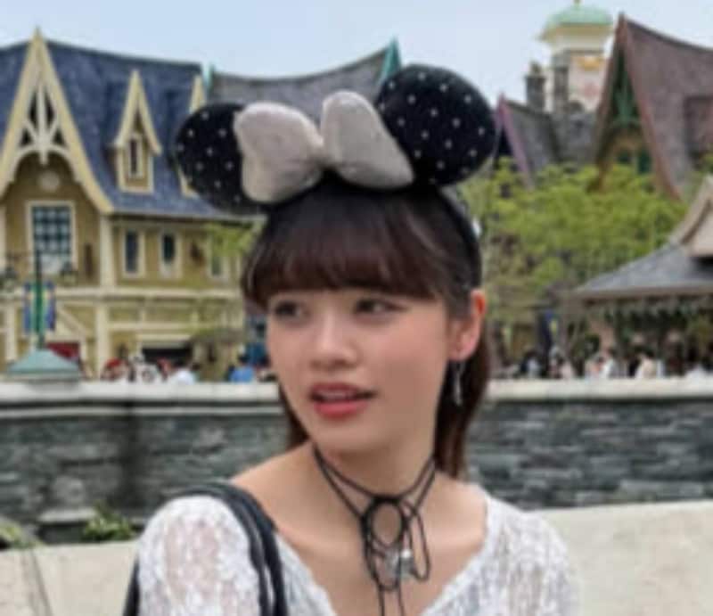 ディズニーを“白黒コーデ”で楽しむ女性→1年後……「この変わり具合ですよ」　目を疑うビフォアフに「待って」「染められましたね笑」