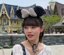 ディズニーを“白黒コーデ”で楽しむ女性→1年後……「この変わり具合ですよ」　目を疑うビフォアフに「待って」「染められましたね笑」